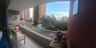 Moderno apartamento con excelente distribución , 3 alcobas con estudio, balcón amplio, 2 parqueaderos paralelos con cuarto util , unidad residencial completa , agradables zonas comunes y espacios verdes , tiene una reserva natural , zona residencial y tranquila , fácil acceso y cerca al centro comercial city plaza

 
