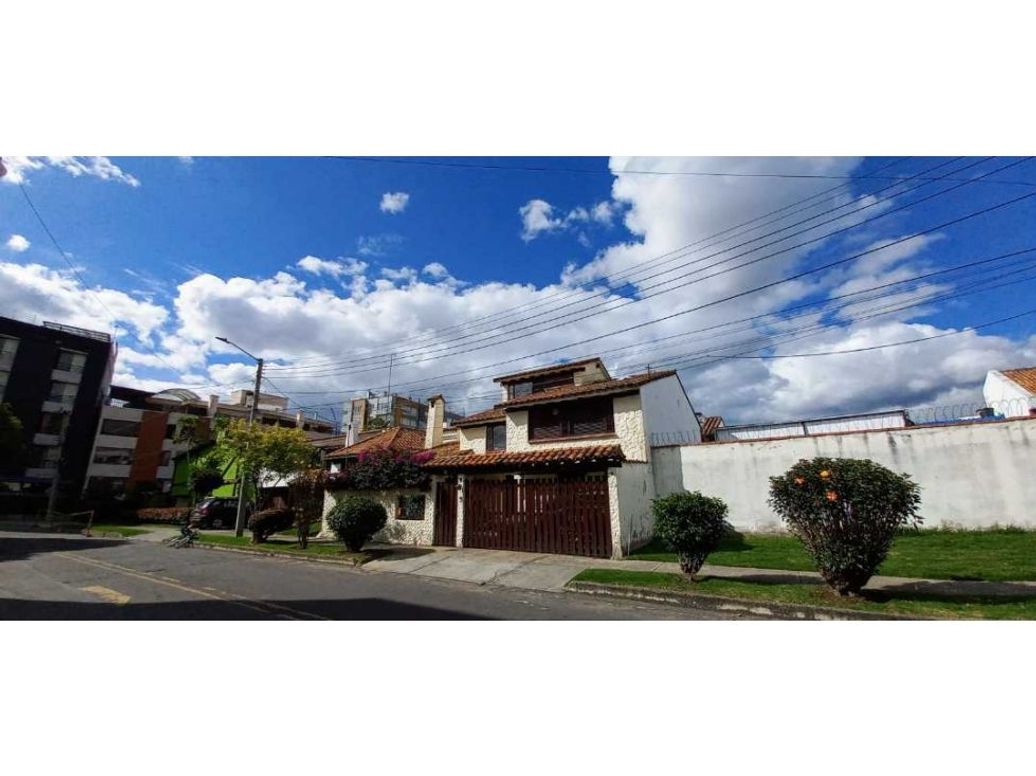 Casa de 3 alcobas en venta en Santa Barbara Central, Bogotá, 291 m² · foto 2 de 20