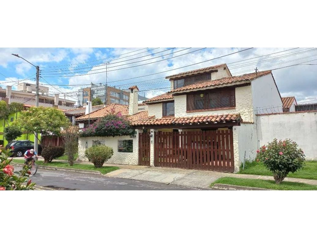Casa de 3 alcobas en venta en Santa Barbara Central, Bogotá, 291 m² · foto 3 de 20