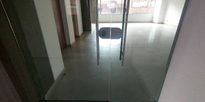 Oficina sobre la carrera 18, cerca de Unilago, centros comerciales como Atlantis, el Retiro a dos cuadras de la autopista