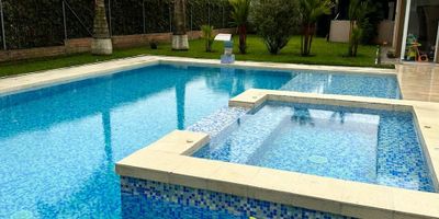 Casa Campestre en Venta ubicada en Condina, con lote de 1600 metros cuadrados y 650 metros construidos, con buena iluminación y ventilación natural, con amplios espacios, cuenta con salacomedor, pisos en cerámica, estudio, hall de alcobas,  con cuatro habitaciones, cinco baños, mas habitación y baño de servicio, cocina integral, estufa y calentador a gas, zona de ropas. La casa cuenta con piscina privada, jacuzzi y cuatro parqueaderos. La unidad cuenta con vigilancia y porteria las 24Horas. Inmuebles sujetos a verificación de disponibilidad.
