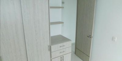 Apartamento ubicado en el barrio buenavista - cartagena kilómetro 1 vía mamonal, a pocos metros de contecar, blockport, sector industrial de la ciudad, restaurantes, tiendas cabecera de barrio, cómodas vías de acceso, transporte publico cercano el edificio consta de vigilancia privada las 247, ascensores, parqueadero, piscina, juegos infantiles para niños, salón social para eventos, cancha deportiva el apto consta de balcón con buena vista, 3 habitaciones, 2 baños, sala - comedor, cocina integral abierta, zona de labores.