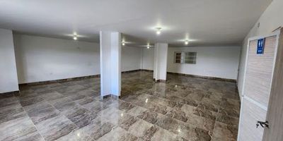 Bodega ubicada en el sector de Mamonal cuenta con 750metros cuadrados  mas 110 metros cuadrados  de mezzanine   , dos baños  , zona de cargue y descargue  , iluminacion halogena , zona de parqueo exterior  ingresos de tractomulas , y vigilancia las 24 horas .