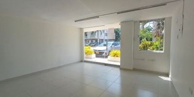 Local en arriendo en Cartagena, en el prestigioso barrio Castillo Grande, Bolívar. Este espacio comercial de 30 m² es ideal para iniciar o expandir su negocio. Ubicado en la CL 5 6 83, en el Edificio Costa Brava, en estrato 7, ofrece visibilidad en una zona consolidada y de alta demanda en la ciudad. El canon de arriendo es de $2,817,000. Para conocer más detalles sobre este local en arriendo o coordinar una visita, puede contactarnos por WhatsApp, solicitar que le contactemos o ver los números de teléfono.