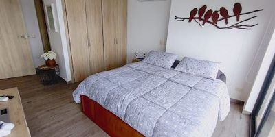 Arriende este apartamento de 80 m² en el piso 13 de Edificio Solei, ubicado en Alameda La Victoria, Cartagena. Este inmueble cuenta con 2 habitaciones y 2 baños, ofreciendo espacios adecuados. Incluye 1 parqueadero y tiene vigilancia para su seguridad. Con una antigüedad de 3 años, el apartamento se encuentra en excelente estado. Es una opción para vivir en Bolívar con comodidad. El canon de arriendo es de $4,700,000. Para conocer más detalles, contáctenos por WhatsApp o revise los teléfonos disponibles.