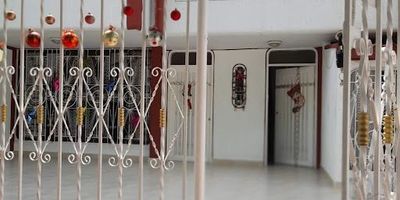 Casa ubicada sobre via principal . consta de  tres pisos , 5 habitaciones , 4 baños , sala comedor , cocina semintegral , patio , zona de ropas  , zona de parqueo  y garaje para dos carros ,  se  encuentra en arriendo y venta  y excelente ubicacion en zona residencial . 