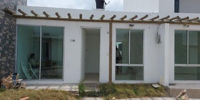 Se vende casa en Cartagena, Bolívar, ubicada en el Condominio Pradera 2. Este inmueble de 96 m² construidos ofrece 3 habitaciones y 2 baños, ideal para familias. Dispone de un parqueadero y cuenta con un agradable patio interno. La propiedad tiene 5 años de antigüedad y se encuentra en una urbanización tranquila. Una excelente oportunidad de compra en Cartagena por $220.000.000. Si desea conocer más sobre esta casa en venta, contáctenos por whatsapp, quiero que me contacten o ver teléfonos.