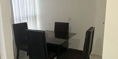 Apartamento ubicado en zona cerca a la zona industrial  , consta  de dos  alcobas , sala comedor , cocina integral  , balcon , minisplit en cada cuarto .El edificio cuenta  con porteria  las 24 horas , parqueadeo comunal ,  el apto se  encuentra semiamoblado , 