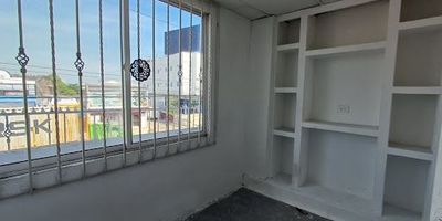 excelente local en segundo piso ubicación estratégica zona comercial fácil acceso luz natural mezanine   