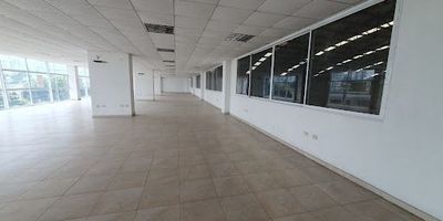 oficina buena ubicacion facil acceso via principal espacio para parquear
luz natural sector comercial