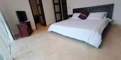 Casa  de tres niveles  con excelente ubicacion , vista directa al mar   , Primer nivel ,zona de labores  , sala , comedor , piscina en primer piso ,  segundo nivel . cuatro habitaciones todas con baño interno ,star de alcobas , tercer nivel terraza  mirador y zona de solarium . tiene dos parquedaeros lineales . 