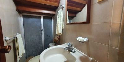 añosCasa con espacios amplios, 3 alcobas , altillo , 2 baños , baño auxiliar  , cocina , patio , terraza, balcón , garaje.