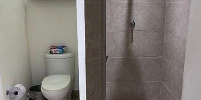 Amplio apartamento en venta en Boca Grande, Cartagena, Bolívar. Esta propiedad de 122 m² ofrece 3 habitaciones, 2 baños y 1 parqueadero, ideal para familias. Ubicado en el edificio Copacabana, CL 5 AP 303, el inmueble cuenta con servicio de vigilancia para su tranquilidad. Disfrute de la comodidad de sus amplios espacios y de la privilegiada ubicación en un barrio con fácil acceso a servicios y comercios en Cartagena. Si desea conocerlo, puede contactarnos vía WhatsApp, solicitar que le contacten o consultar nuestros teléfonos.