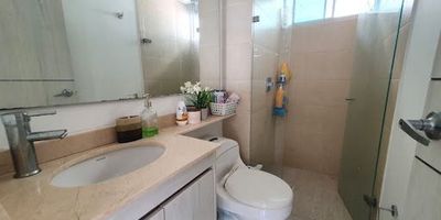 Apartamento en arriendo en Cartagena, Bolívar, ubicado en el barrio BR SAN PEDRO. Este inmueble amoblado se encuentra en el piso 13 y cuenta con 98 m² de área, distribuidos en 3 habitaciones y 2 baños. Dispone de un parqueadero. El edificio ofrece servicio de vigilancia y acceso a gimnasio, brindando comodidad y seguridad. Con una antigüedad de 6 años y estrato 4, representa una opción atractiva para vivir en la ciudad. Canon de arriendo: $6.500.000. Para conocer más detalles de este apartamento y agendar una visita, puede contactarnos por WhatsApp, solicitar que lo contacten o ver los teléfonos disponibles.