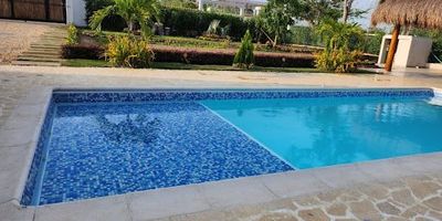 Excelente casa ubicada en unidad cerrada campestre con vigilancia 24 horas ,consta de 5 cuartos ,6 baños sala comedor , cocina integral ,cuarto de almacenamiento ,zonas de parqueo capacidad 4 carros , piscina , kiosko , zona de solarium , bbq ,amplia zonas verdes .