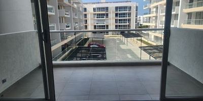 Apartamento ubicado en la zona norte , serena del mar  , consta de dos habitaciones  , tres baños , sala comedor  , zona de labores , balcon , cocina  abierta ,  ascensor, parqueadero cubierto ,Ubicado en la torre 5 .El conjunto residencial consta de amplias amenidades ,piscina , salon comunal , salon de juegos infantiles , zona BBQ , senderos peatonales , y zonas  verdes , todas en construcion , porteria  24 horas y parqueos para visitantes . Canon de arriendo mas administracion