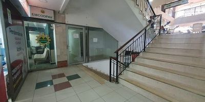 Oficina en venta en Cartagena, ubicada estratégicamente en el barrio El Centro. Este local-oficina de 75 m² se encuentra en el primer piso del reconocido Centro Uno, ofreciendo fácil acceso mediante escaleras eléctricas. Ideal para establecer su negocio en una zona comercial de alto flujo en Bolívar. Dispone de vigilancia, brindando seguridad para sus operaciones. Con 35 años de antigüedad, representa una sólida inversión en el corazón histórico de Cartagena. El inmueble tiene un precio de venta de $450,000,000. Para más información o para coordinar una visita, puede contactarnos por WhatsApp o solicitar que lo contactemos.