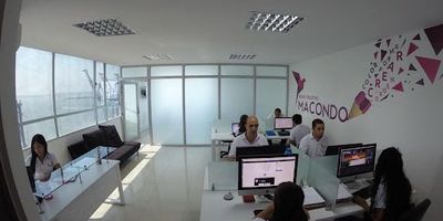 Oficina con hermosa vista, consta de 57 mts, balcón, 2 aires acondicionados, baño interno; el edificio cuenta con zona común de cafetería y baños comunales en el mismo pasillo