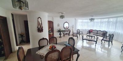 Venta de casa en Cartagena, ubicada en el prestigioso barrio Castillo Grande. Esta propiedad en Bolívar, de uso comercial, ofrece 460 m² construidos y 310 m² de área privada. Cuenta con 4 habitaciones, 2 baños y 3 parqueaderos, ideal para su negocio o inversión. Sus amplios espacios, con 14.30 metros de frente y 10 metros de fondo, son versátiles. Situada en estrato 5, la casa está convenientemente frente al centro médico Prisma. Una excelente oportunidad en Cartagena. Para conocer este inmueble, por favor use las opciones de contacto.