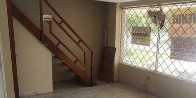 Este local comercial en venta en Cartagena, barrio Pie de la Popa, Bolívar, presenta 42 m² construidos, 1 baño y 1 parqueadero. Con 5 años de antigüedad, es una oportunidad en una zona consolidada de la ciudad, cerca de la Av. del Lago, ideal para su actividad comercial. Para información adicional o programar una visita, puede contactarnos por WhatsApp, solicitar que le contactemos o ver los números de teléfono.