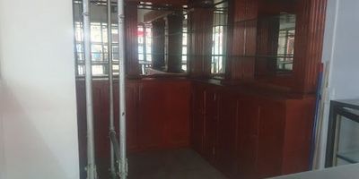 Oportunidad para adquirir un local comercial en venta en el vibrante centro de Cartagena, Bolívar. Estratégicamente ubicado en el reconocido barrio EL CENTRO, dirección CL 35 8 A 44 centro uno, local 229, este espacio de 10 m² de área construida es ideal para establecer su negocio. Cuenta con vigilancia, proporcionando un ambiente seguro. Este local comercial en Cartagena está disponible para venta por $105,000,000. Si busca una ubicación central en Cartagena para su proyecto comercial, este inmueble representa una excelente opción. Contáctenos para más detalles a través de WhatsApp, quiero que me contacten o para ver teléfonos.