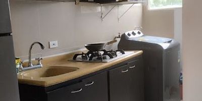 Apartamento de 3 alcobas, 2 baños, sala comedor, estudio,  cocina integral, zona de labores y parqueadero descubierto, No cuenta con ascensor el edificio, ubicado en conjunto cerrado, portería 24 horas, parque infantil,  piscina, cancha múltiple, parqueaderos descubiertos. 