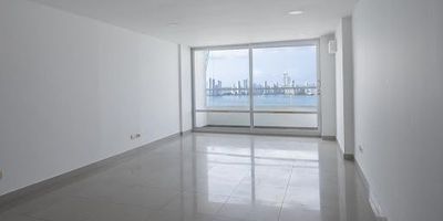Oficina en venta en Manga, Cartagena, Bolívar. Ubicada en el edificio Twins Bay, este espacio de 48.62 m² es ideal para su empresa. Cuenta con 1 baño y 1 parqueadero. Con 12 años de antigüedad, esta oficina ofrece una atractiva vista a la Bahía, añadiendo un valor distintivo a su jornada laboral. El precio de venta es de $350,000,000. Una excelente opción para establecer su negocio en una zona estratégica de Cartagena. Para más información, contáctenos vía WhatsApp, a través de la opción Quiero que me contacten o Ver teléfonos.