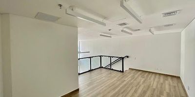 Oficina duplex en venta en Cartagena, ubicada en el barrio Bocagrande (Estrato 5). Esta moderna oficina de 71 m², para estrenar, se encuentra en el piso 16 de la innovadora Torre Empresarial Prodegi. Dispone de 2 baños y 1 parqueadero. El edificio ofrece vigilancia 24/7, asegurando un ambiente de trabajo seguro. Una excelente oportunidad para establecer su negocio en una de las zonas más dinámicas de Cartagena. Conozca más sobre esta oficina a través de las opciones de WhatsApp, solicitar contacto o ver teléfonos.