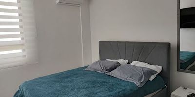 Apartamento consta de 2 alcobas, 3 baños, sala comedor, cocina, estudio, balcón con vista al mar, garaje, se entrega con aires y muebles; el edificio consta de piscina, salón social, parque infantil, jacuzzi, turco, ascensor.