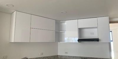Apartamento para estrenar , en el sector cielo mar , hermosa vista , hacia la ciénaga , consta de tres habitaciones cuarto y baño del servicio , dos cuartos , sala comedor , balcón garaje , ascensor , El edificio consta de piscina , salón social .  solárium , espejos de agua , BBQ ,sky bar , parque infantil gimnasio . 