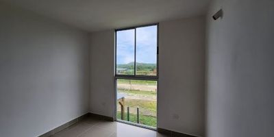 Casa dúplex para estrenar, consta de terraza, sala, comedor, cocina, patio, zona de labores, baño social, en el segundo piso tres alcobas, 2 baños y zona de parqueo. El conjunto cuenta con piscina Adultos, baby center, Parque Infantil, Sauna, Animal Park, Coworking, BBQ, Turco, Piscina niños, cancha múltiple, Gimnasio, Gimnasio Bio saludable, Salón Social, Ciclo Ruta, Zona Comercial, Jacuzzi y Planta Eléctrica cobertura total.