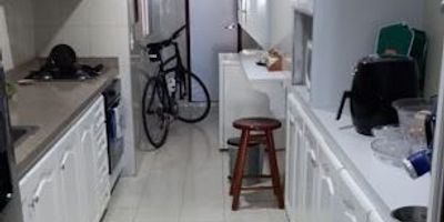 Apartamento en venta en Cartagena, Bolívar. Ubicado en el barrio Chino, este inmueble de 120 m² ofrece 3 habitaciones y 2 baños. Cuenta con 1 parqueadero y vigilancia, aportando seguridad y comodidad. Sus excelentes espacios se sitúan en un barrio tradicional y consolidado de Cartagena. Disponible por $560.000.000. Para más información o agendar una visita, contáctenos por WhatsApp o consulte los teléfonos.