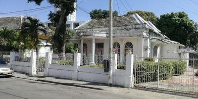 Se vende casa en el tradicional barrio Manga, Cartagena, Bolívar. Esta propiedad de 420 m² construidos, con 4 años de antigüedad, es ideal para oficinas. Dispone de 8 habitaciones, 4 baños y 2 parqueaderos. Cuenta con un amplio patio que añade versatilidad. Ubicada en un sector reconocido, ofrece comodidad y acceso a servicios en la ciudad. Para más información o agendar una visita, contáctenos vía WhatsApp o consulte los teléfonos disponibles.