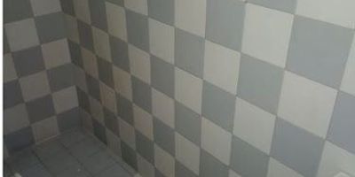 Se ofrece en venta una espaciosa casa lote en el barrio El Bosque, Cartagena, Bolívar. Con un área construida de 700 m², este inmueble cuenta con 3 habitaciones y 2 baños, ideal para proyectos o uso comercial/industrial. Su ubicación en el sector industrial de Cartagena lo convierte en una opción estratégica. A pesar de su antigüedad de 62 años, el valor reside en su amplio terreno y potencial de desarrollo. Una excelente oportunidad de inversión en Cartagena. Para más detalles o coordinar una visita, puede contactarnos por WhatsApp, solicitar que lo contactemos o ver los teléfonos disponibles.