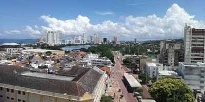 Oficina en arriendo en El Centro, Cartagena, Bolívar, con una ubicación inmejorable. Situada en el Edificio Citybank, esta propiedad ofrece 83.05 m² de área construida y un baño. Su excelente ubicación facilita el acceso a servicios y puntos clave de la ciudad. Ideal para establecer su negocio en el vibrante corazón de Cartagena. El canon de arriendo es de $3,322,000. Para conocer más detalles o coordinar una visita, puede contactarnos por WhatsApp o a través de las opciones disponibles para ver teléfonos.