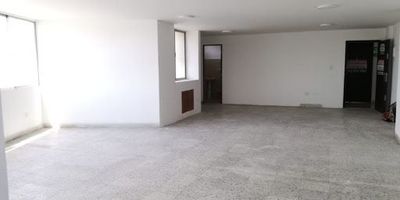 Oficina en arriendo en el barrio El Centro de Cartagena, Bolívar. Este espacio profesional de 71 m² se ubica estratégicamente en el reconocido edificio Citybank. Cuenta con 1 baño, ideal para diversas actividades empresariales. Su excelente ubicación en estrato 4, en el corazón comercial de Cartagena, facilita el acceso a servicios y garantiza conectividad. El canon de arriendo es de $2.840.000. Interesado en esta oficina en El Centro? Contáctenos para más detalles vía WhatsApp, la opción Quiero que me contacten o consulte los teléfonos disponibles.