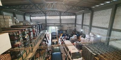 Ubicada estratégicamente en el barrio el prado con doble acceso por la tv33 y la tv35  cerca del avenida pedro Heredia y del corredor de carga de manonal , Bodega de 3 niveles con amplios espacios , acometidas y cableado para alarma , CCTV, AC , red y datos.Nivel 1 oficina de bodega , parqueadero interno, 2 baterías  de baño , área de bodega con altura de 15m y un mezanine interno ,Nivel 2 Sala de proceso y área de bodega ,Nivel 3  área de oficinas con balcón y terraza , 2 baños , cuarto de archivo.   