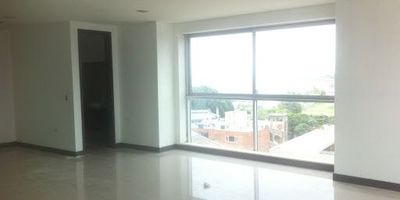 Oficina en arriendo en el sector de Boca Grande, Cartagena, Bolívar. Ubicada en el 7º piso de la Torre Empresarial Grupo Área, este espacio de 71.27 m² ofrece vistas a la Bahía. Cuenta con 1 baño y 1 parqueadero. La propiedad, con 10 años de antigüedad, dispone de vigilancia 24 horas, proporcionando un entorno de trabajo seguro. El canon mensual es de $4.200.000, más IVA y administración. Ideal para establecer su negocio en una ubicación estratégica de Cartagena. Contacte para más información o coordinar una visita a través de nuestras opciones de WhatsApp o ver teléfonos.