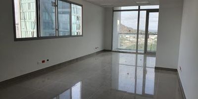 Oficinas para estrenar cuenta con Ventanearía Termo Acústica. Baños comunes en todos los pisos de oficinas. El acabado de los pisos en Porcelanato color Beige. Cielorraso modular en lamina rectificado color Blanco Stylegypsum.