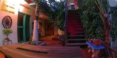 En venta en Cartagena, Bolívar, esta espaciosa casa en el barrio Boston. Con 600 m² construidos, ofrece 10 habitaciones y 9 baños, ideal para familias grandes o como inversión. Disfrute de amplios espacios en esta propiedad de estrato 2, con 55 años de antigüedad. Ubicada estratégicamente cerca de la droguería Ketty y la iglesia de Torices. Precio de venta: $1.100.000.000. También disponible para arriendo amoblada por $6.000.000 mensuales. Una excelente oportunidad en Cartagena. Para conocer más, puede usar las opciones de WhatsApp, "Quiero que me contacten" o "Ver teléfonos".