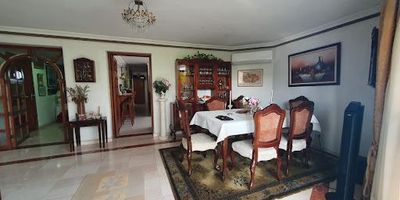 Amplio apartamento en venta en el Barrio San Pedro, Cartagena, Bolívar. Con 212 m² construidos, este inmueble ofrece 3 habitaciones y 4 baños, ideal para la comodidad familiar. Dispone de 2 parqueaderos y cuenta con vigilancia para mayor tranquilidad. Su ubicación estratégica en CL 5 6 95, frente al hospital, garantiza acceso rápido a servicios esenciales. Este apartamento, con 44 años de antigüedad, se distingue por sus generosos espacios. Precio de venta: $750,000,000. Para más información o para programar una visita, puede contactarnos por WhatsApp o ver los teléfonos de contacto.