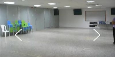 Bodega  ubicada en sector  comercial , uso varios   , caracterizado por dos frente  entrada por la 32  avenida  pedro de Heredia  , otro frente sobre la  calle 30   frente al parque los leones del barrio pie de la popa  , Bodega  en  buen estado , con amplias  zonas  de recreación y oficinas  administrativas , funciono antiguamente  la iglesia cristina  Ríos de vida , precio negociable .