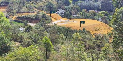 Vendo lote a 2.5 km de la autopista Medellín- Bogotá, vereda la Clara de Guarne, 1834 m2 de lote, 418m2 de explanación EN DOS TERRAZAS, escritura 100%, acometidas de energía y agua, Ptar, portón eléctrico, kiosko, senderos, Lugar lleno de naturaleza y una agradable vista.