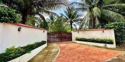 Condominio la Hacienda consta de 55 lotes de uso residencial.
La propiedad a la venta tiene un Lote de 10.000 mt2 y Construidos 480 mt2.5 alcobas con closet y baño privado . casa celador 
kiosko , casa de huespedes de dos niveles en madera ,piscina privada , planta electrica , vigilancia 24 horas . 

