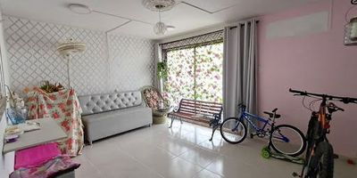 Casa en venta en el barrio Mallorca, Cartagena, Bolívar. Esta propiedad de estrato 3, con 314 m² de área construida y 251 m² privados, ofrece amplios espacios. Cuenta con 4 habitaciones y 3 baños, ideal para la comodidad de su familia. Con 25 años de antigüedad, se presenta como una sólida opción en el mercado de Cartagena. El precio de venta es de $980,000,000. Tenga en cuenta que no incluye parqueadero. Para conocer más detalles de esta casa en Mallorca o agendar una visita, contáctenos por WhatsApp, solicite que le contacten o consulte los teléfonos disponibles.