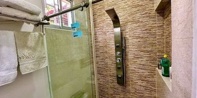 Condominio la Hacienda consta de 55 lotes de uso residencial.La propiedad a la venta tiene un Lote de 10.000 mt2 y Construidos 480 mt2.5 alcobas con closet y baño privado . casa celador kiosko , casa de huespedes de dos niveles en madera ,piscina privada , planta electrica , vigilancia 24 horas . se arrienda  sin muebles ,