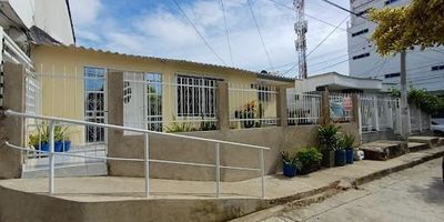 casa en venta en la ciudad de Cartagena zona tranquila calle semi vehicular , tiene talanqueras ,cuanta con un apartamento de una alcoba, rentando.