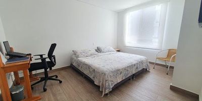 Apartamento amoblado en arriendo en Cartagena, ubicado en el barrio BR SAN PEDRO. Este inmueble de estrato 4 ofrece 88 m² distribuidos en 2 habitaciones y 2 baños completos. Cuenta con 1 parqueadero y una antigüedad de solo 2 años. Disfrute de las comodidades del conjunto, que incluye vigilancia 24 horas y gimnasio para su bienestar. El canon de arriendo es de $4.000.000. Una excelente opción para vivir en Cartagena. Para más detalles o coordinar una visita, puede usar las opciones de whatsapp, quiero que me contacten o ver teléfonos.