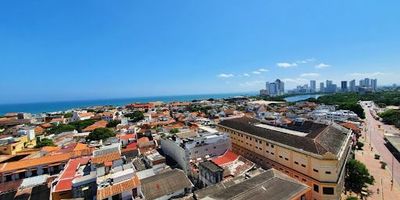 Oficina en venta de 80 m² ubicada en el reconocido barrio El Centro, Cartagena, Bolívar. Este espacio profesional cuenta con un baño y una práctica cocineta, ideal para su negocio. Disfrute de una vista destacada desde este inmueble situado en la Calle 35 8B 05, Edificio City Bank. Con 32 años de antigüedad, representa una excelente oportunidad de inversión en una zona estratégica de la ciudad. Su precio de venta es de $800,000,000. Una opción funcional para establecer o expandir su empresa. Para más detalles o coordinar una visita, puede contactarnos por WhatsApp, solicitar que le contactemos o ver los números de teléfono disponibles.