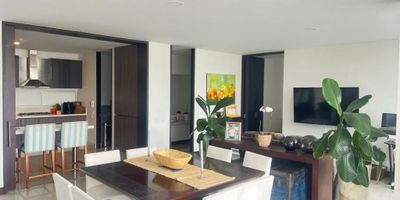 Hermoso Apartamento en venta , barrio Aguacatal con 236 Mtr, Dos balcones, 3 habitaciones con baño interno, Baño social, 
Salón comedor integrado al balcón, Cocina italiana con puerta que independiza, Cuarto de servicio, Tres parqueaderos Excelente zona social